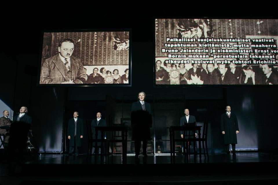 Historiallisia kuvia n&auml;ytt&auml;m&ouml;kuvassa