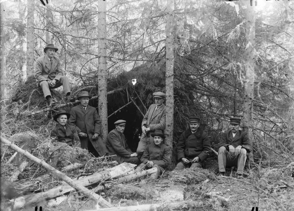ihmisiä vartiossa metsässä
