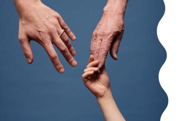 sininen tausta, jossa kolmen eri-ikäisen ihmisen kädet kurkottavat toisiaan kohti 